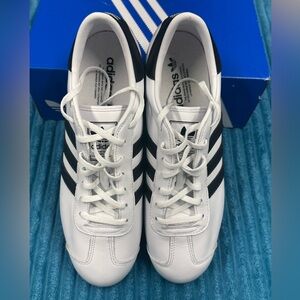 Adidas Country II Originals in White and Black Brand New